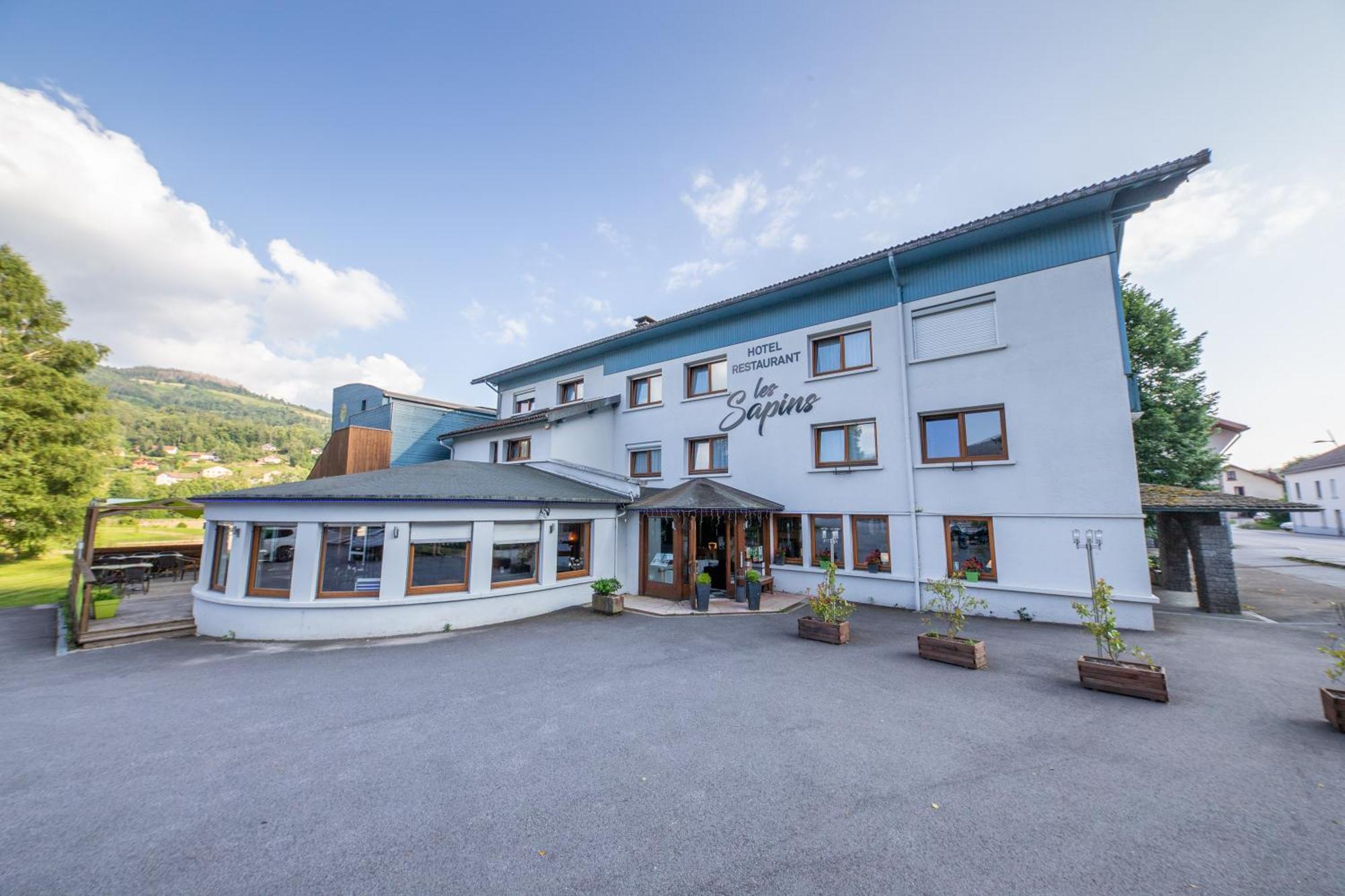 Logis Hotel Les Sapins Le Ménil Eksteriør billede